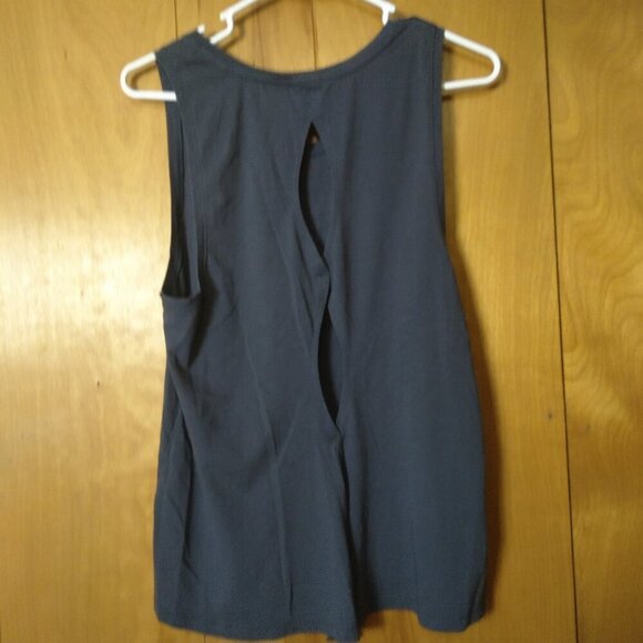 Lot of 3 Women's Medium Sleeveless Activewear Tank Top Assorted Brands (L74) - Picture 3 of 5